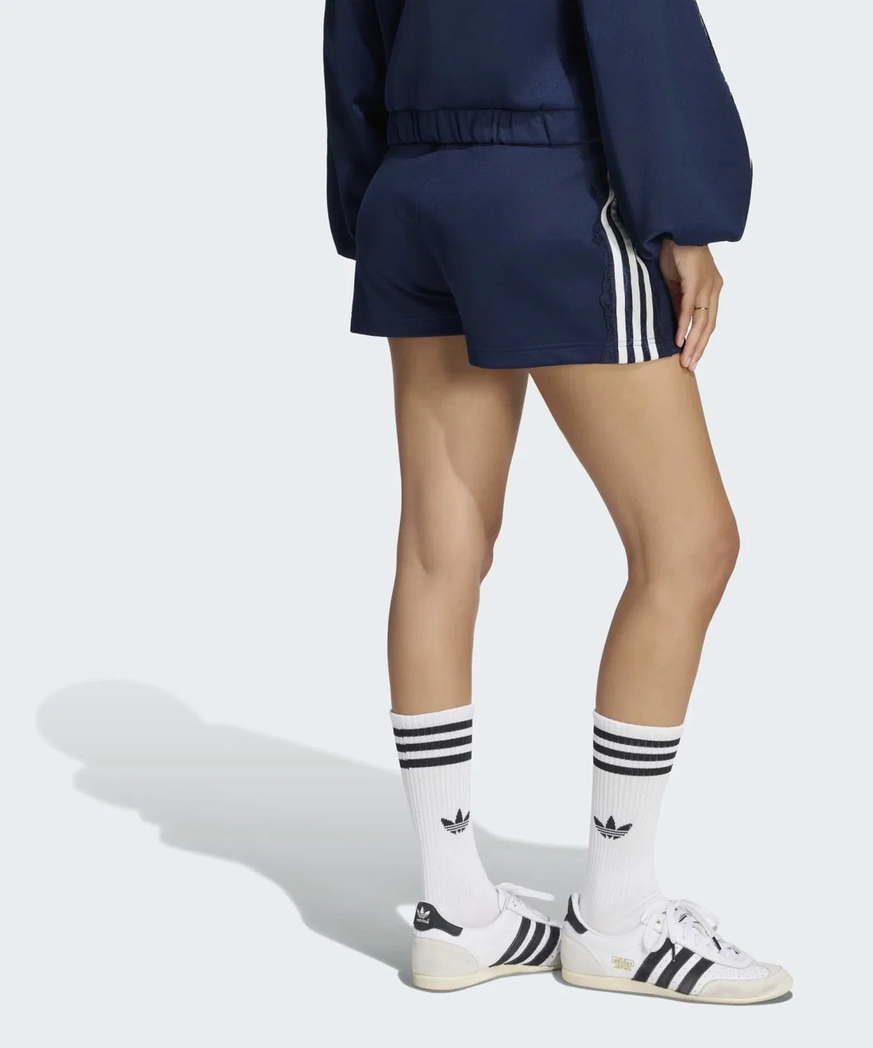 Женские шорты с кружевными вставками и застежкой-молнией, модель Lace Three Stripes, Adidas, Navy — фото 2