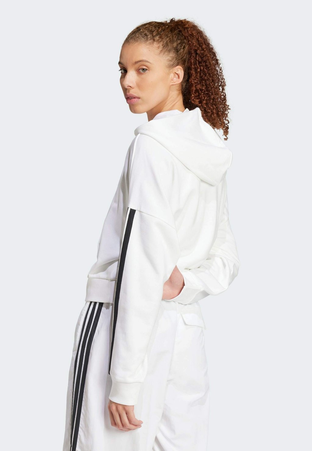 Толстовка с капюшоном ESSENTIALS 3 STRIPES QUARTER adidas Sportswear, белый — фото 3