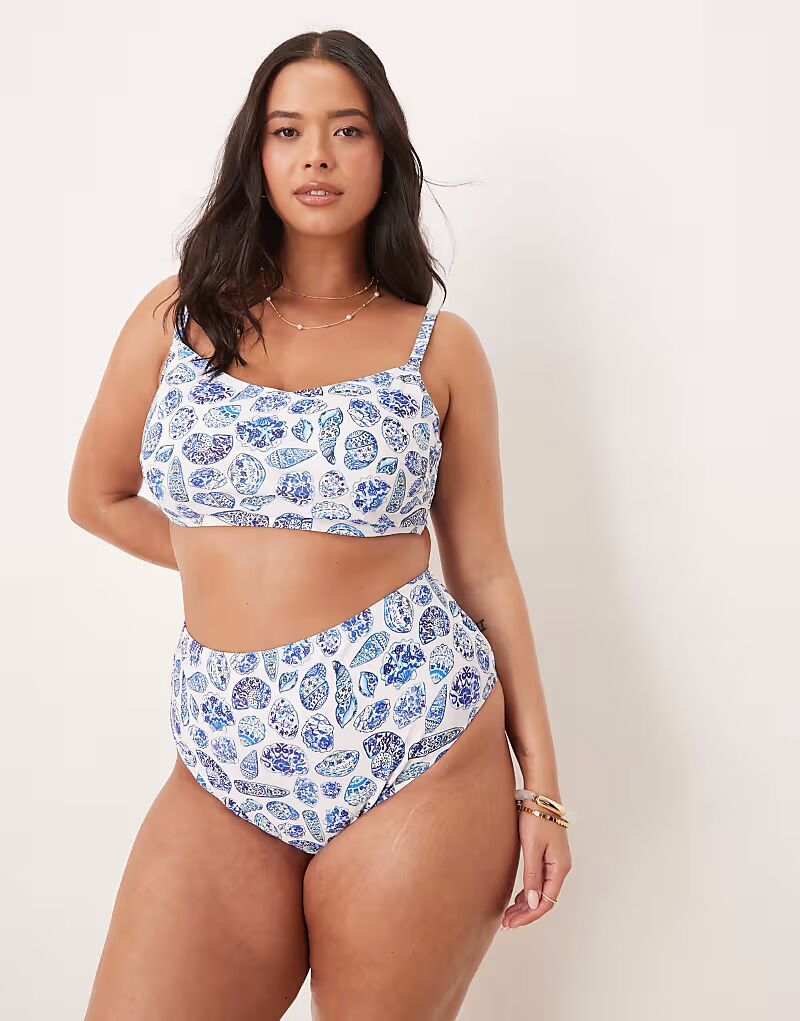 

Плавки бикини Shelina с завышенной талией и высоким вырезом с принтом ракушек Asos Curve