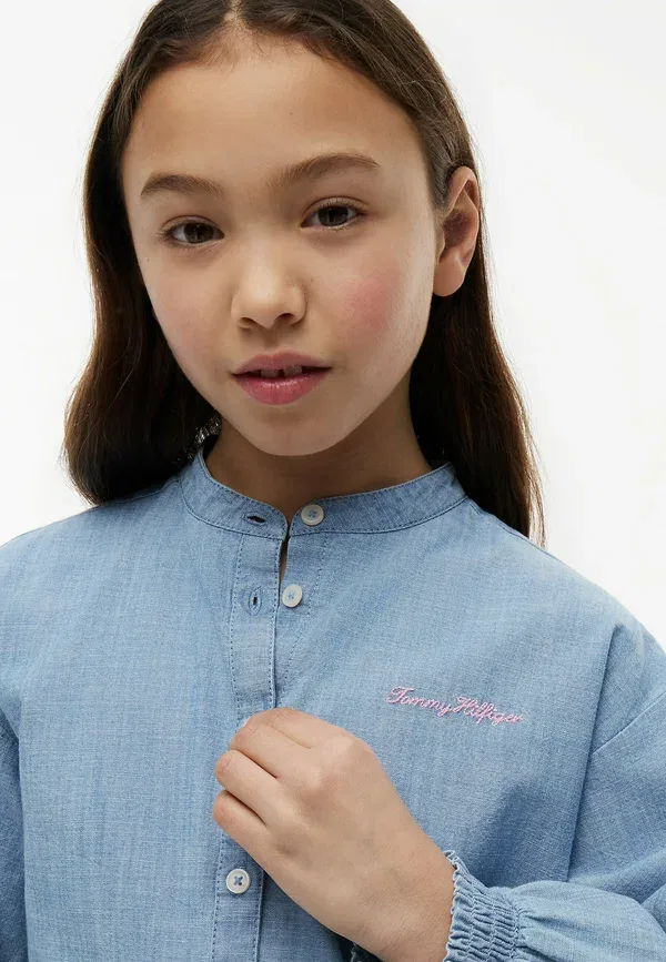 Блуза с вышивкой Relaxed fit logo embroidery chambray shirt - button-down blouse Tommy Hilfiger, Denim Color 01 — фото 4