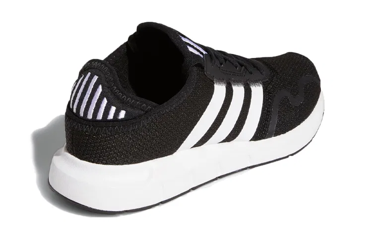 Детские кроссовки для бега с амортизацией Swift Run X Adidas Originals, Black White — фото 4