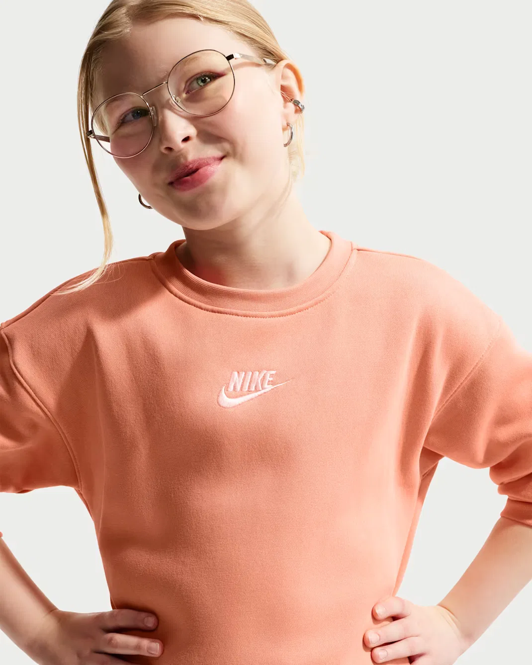 Детская (для девочек) толстовка с круглым вырезом Nike Sportswear Club Fleece, Apricot Agate/White — фото 3
