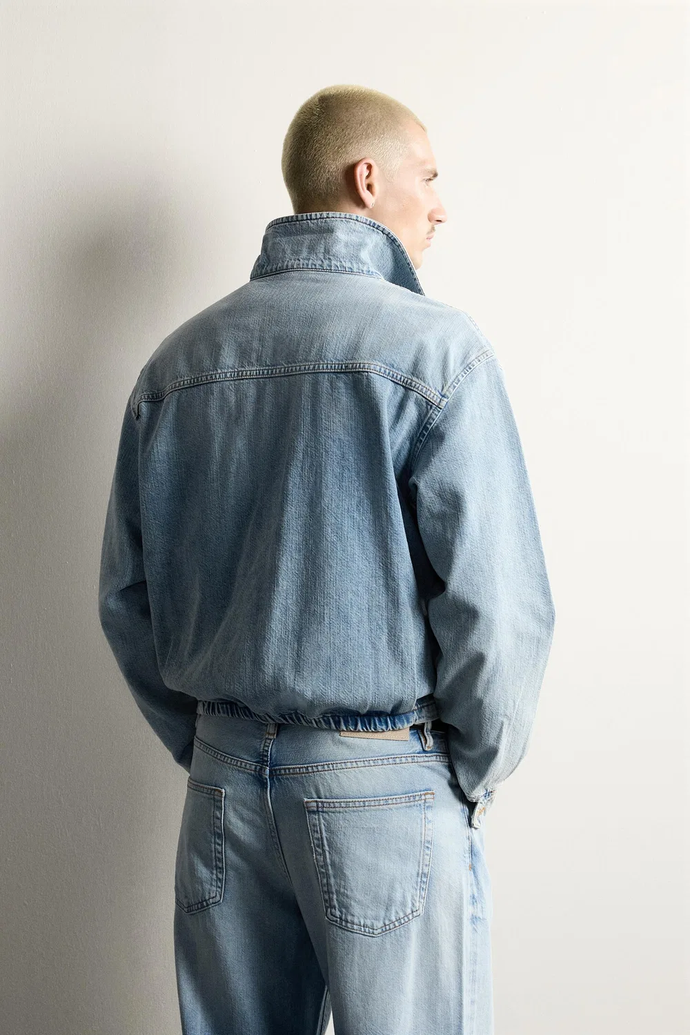 Джинсовая куртка с эффектом потертости и застежкой-молнией. ZARA, Light blue — фото 3