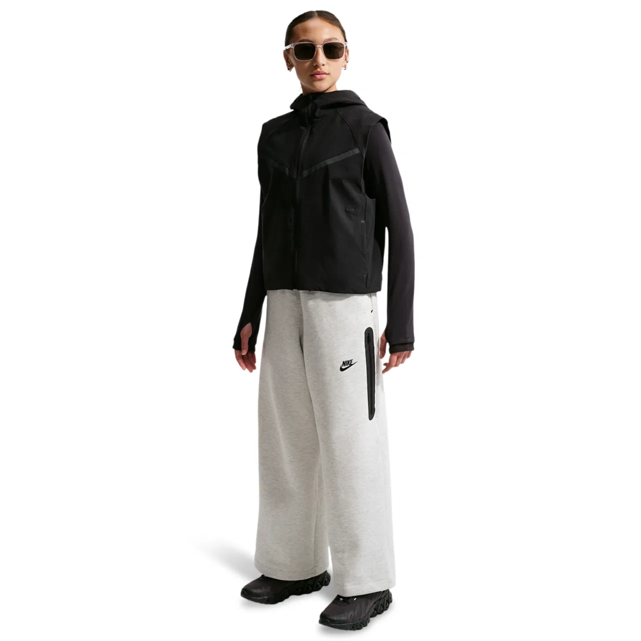 Детские брюки для девочек с широкой штаниной Nike Tech Fleece Wide Leg Pants, Heather Gray/Black — фото 3