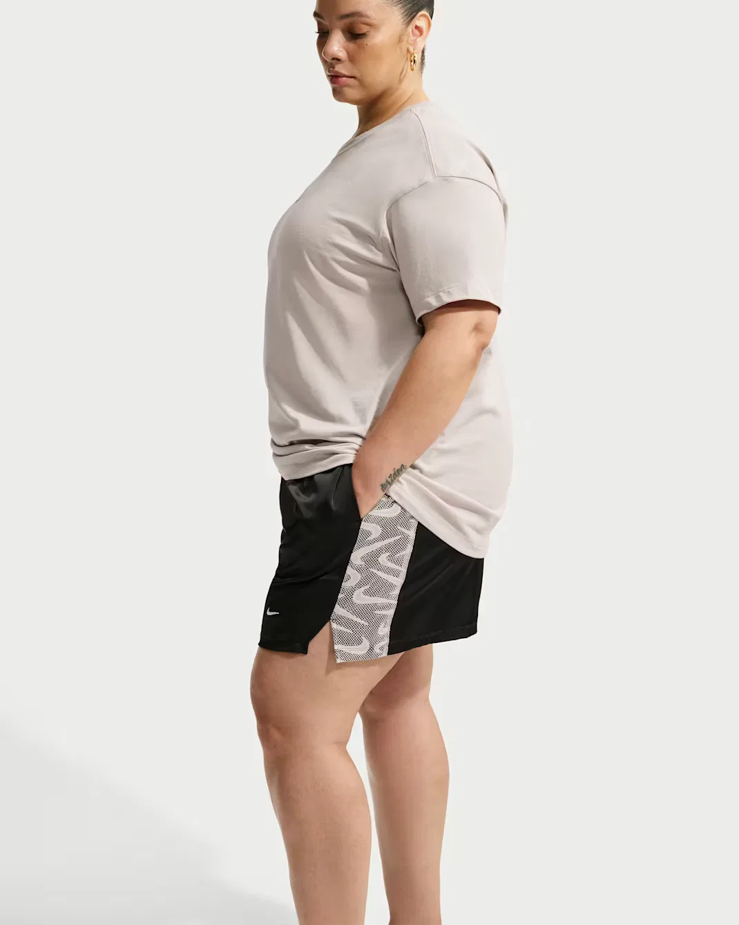 Женские свободные шорты со средней посадкой (большие размеры) Nike Sportswear Chill Lace, Black/Cream II/White — фото 4