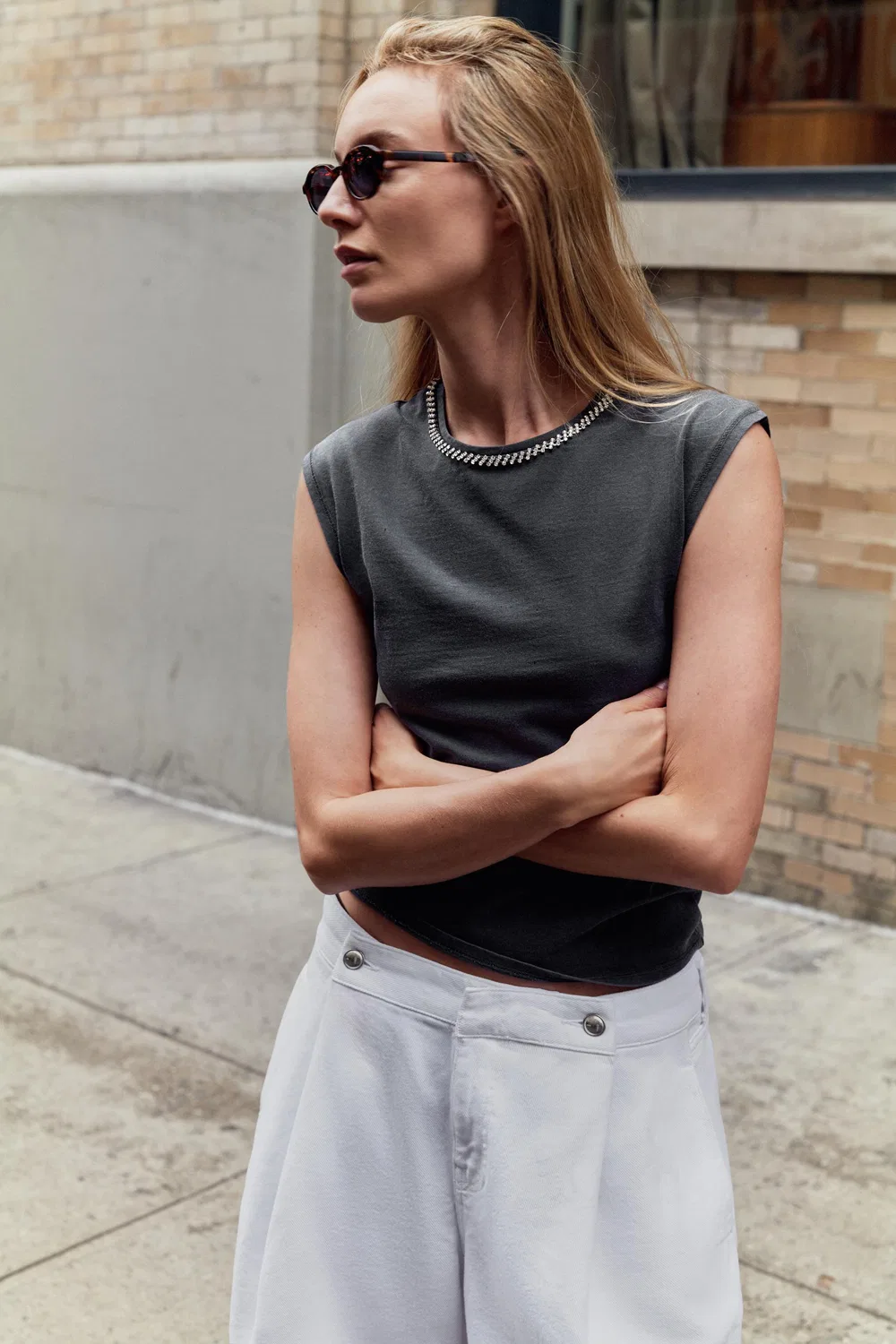 Футболка с эффектом потертости и драгоценными камнями. ZARA, Anthracite grey — фото 3