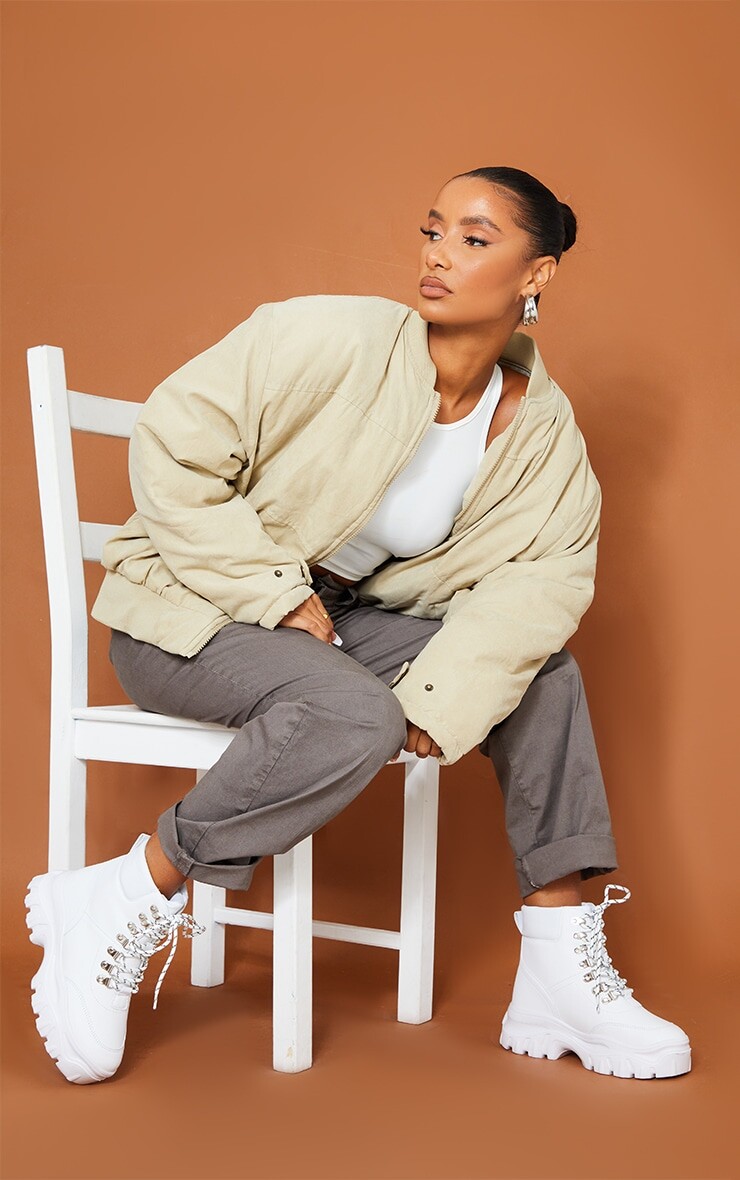 

PrettyLittleThing Белые массивные походные ботинки на плоской подошве, Белый, PrettyLittleThing Белые массивные походные ботинки на плоской подошве