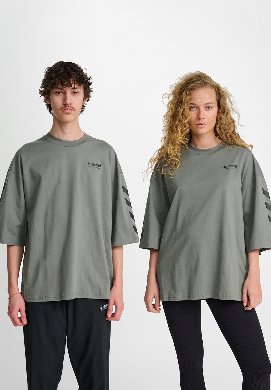 

Футболка Hummel OVERSIZED WILLY SW, Sedona Sage/Green, Зеленый, Футболка Hummel OVERSIZED WILLY SW, Sedona Sage/Green