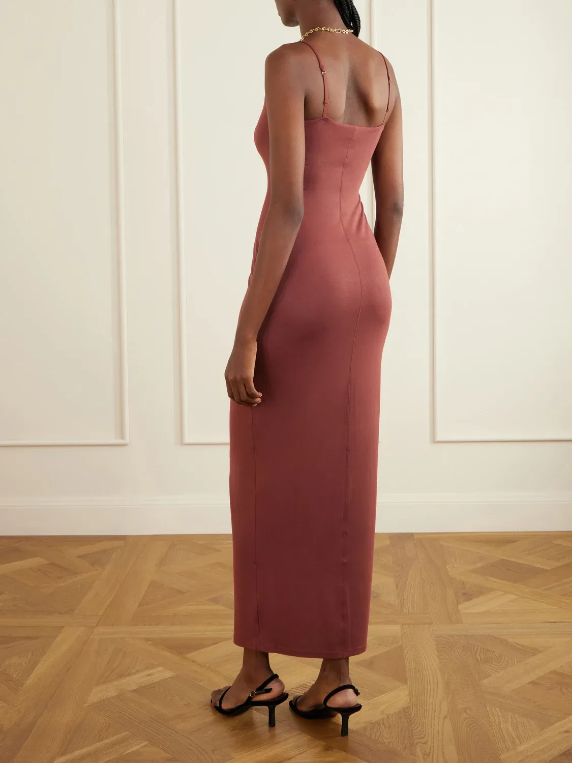 Платье макси с глубоким вырезом и тонкими бретельками Smooth Layers - Henna Skims, красный — фото 3