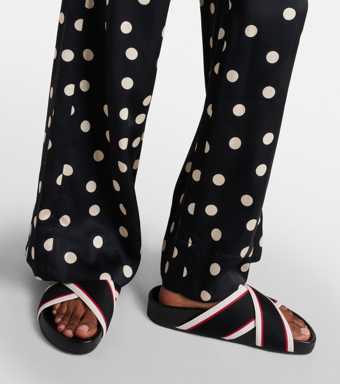 Горячие перекрестные босоножки Bizz с лентой Christian Louboutin, Version Black — фото 4