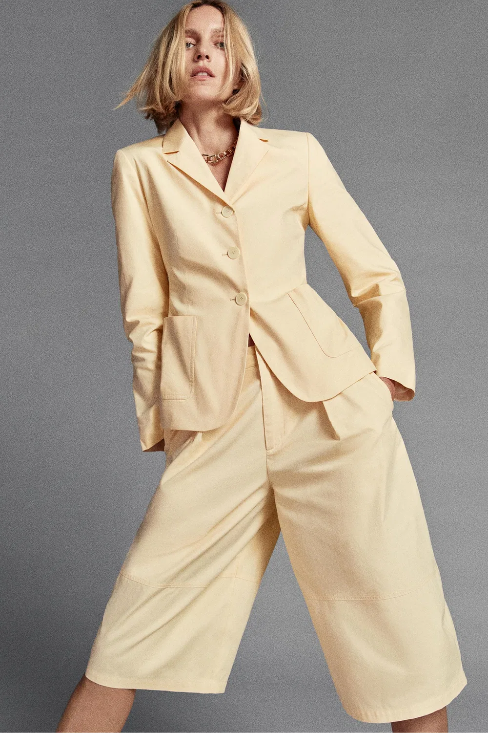 Плиссированные бермудские шорты из коллекции ZW ZARA, Butter