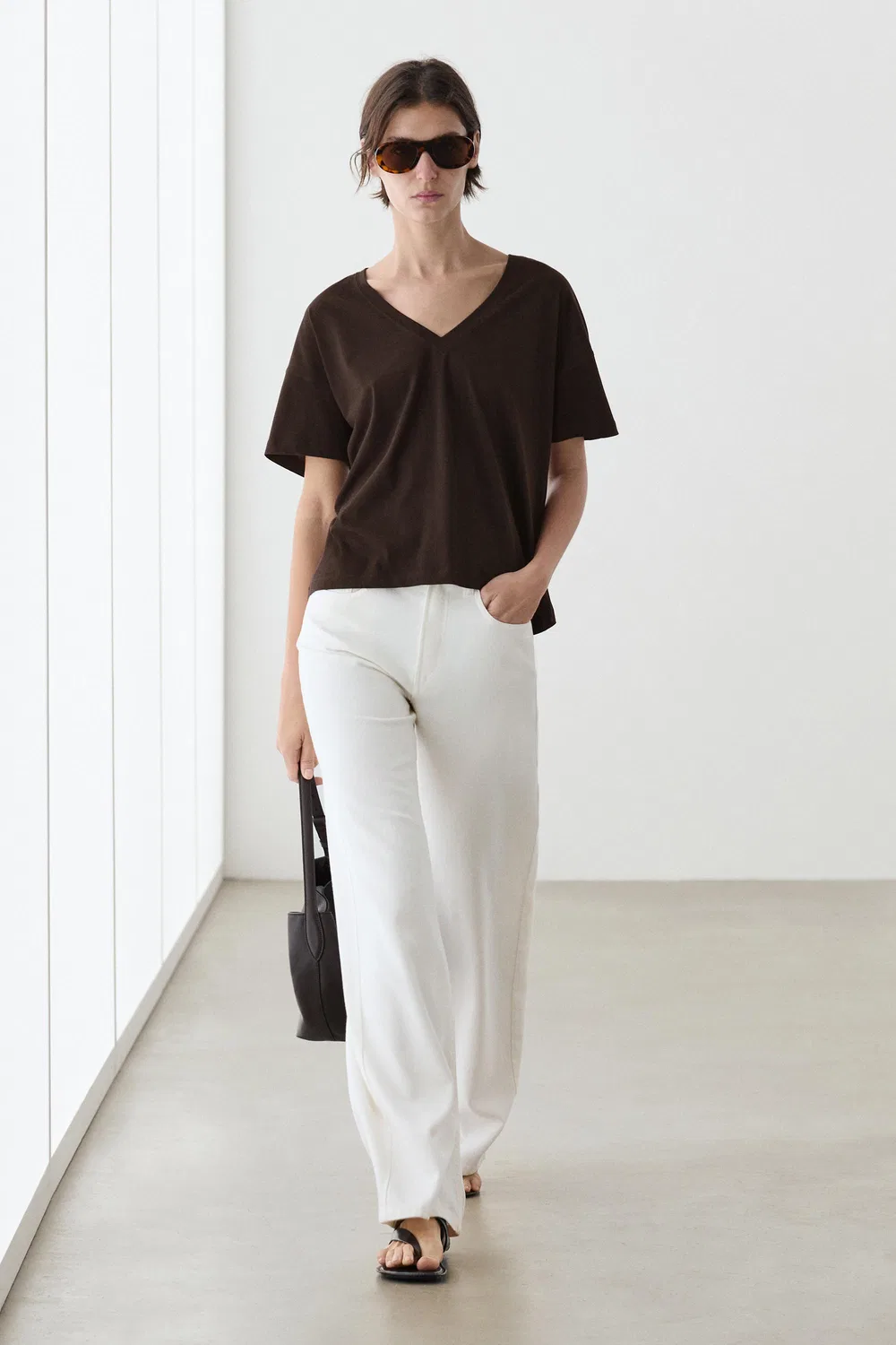 Футболка Massimo Dutti Flowing Cropped Fit V-neck, коричневый — фото 3