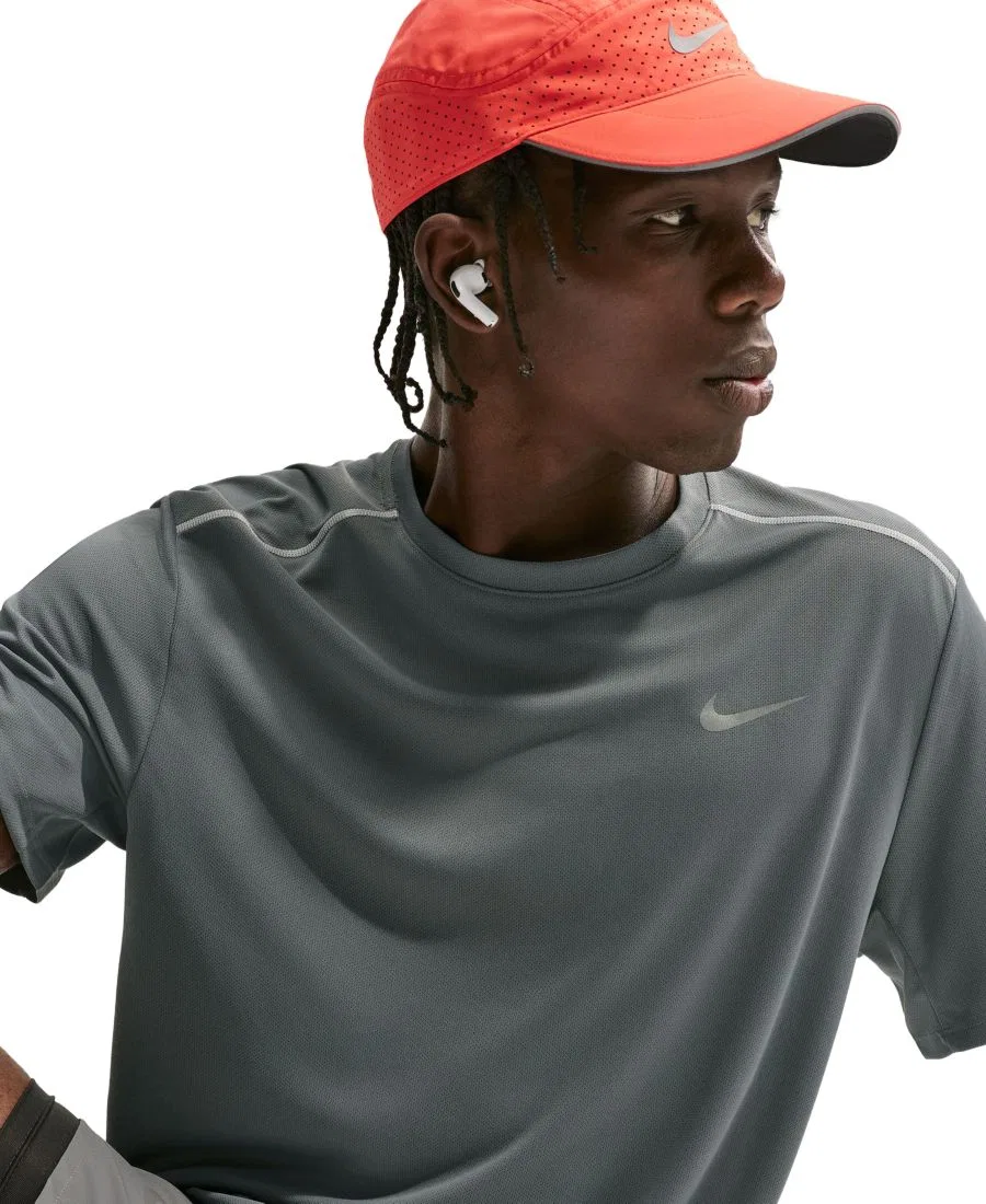 Футболка беговая Dri-FIT Miler Nike, Smoke Gray/Iron Gray/Reflective Silver — фото 3