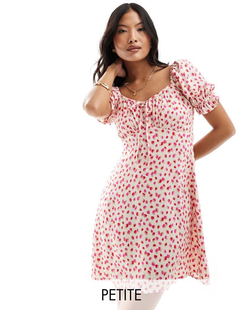

Платье мини с клубничным принтом и завязкой спереди Miss Selfridge Petite