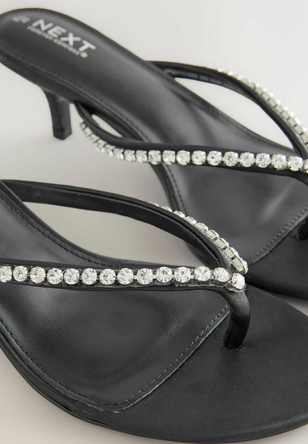 Сандалии с Т-образной застежкой REGULAR FIT - FOREVER COMFORT JEWELLED TOE THONG KITTEN HEELS Next, черный — фото 3