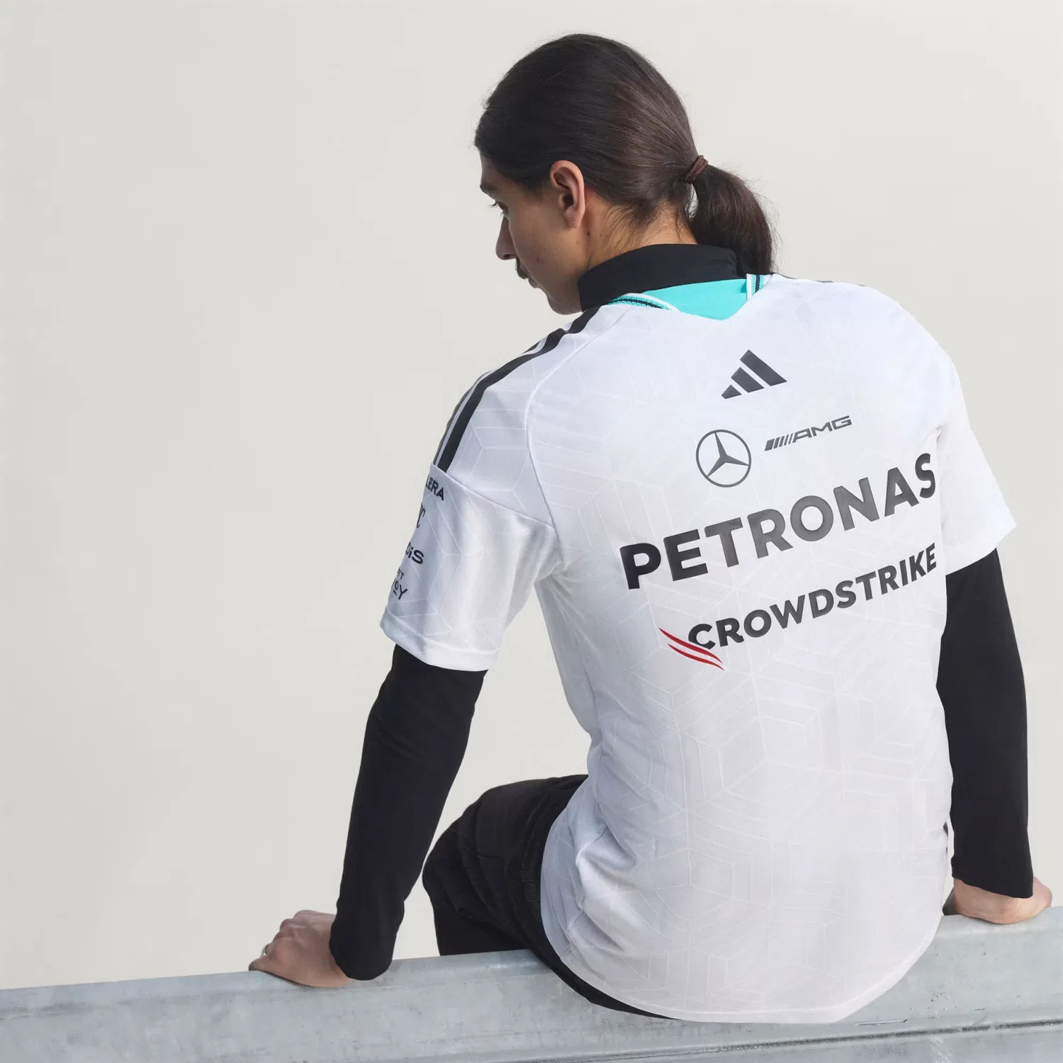 Мужская спортивная футболка с технологией Climacool Mercedes-AMG Petronas Formula 1 Team Driver Adidas Performance, белая — фото 3