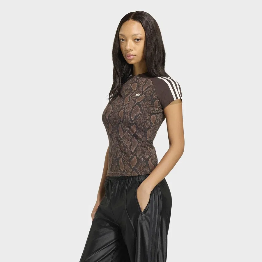 Футболка женская с принтом Snake Print Cali adidas, Коричневый