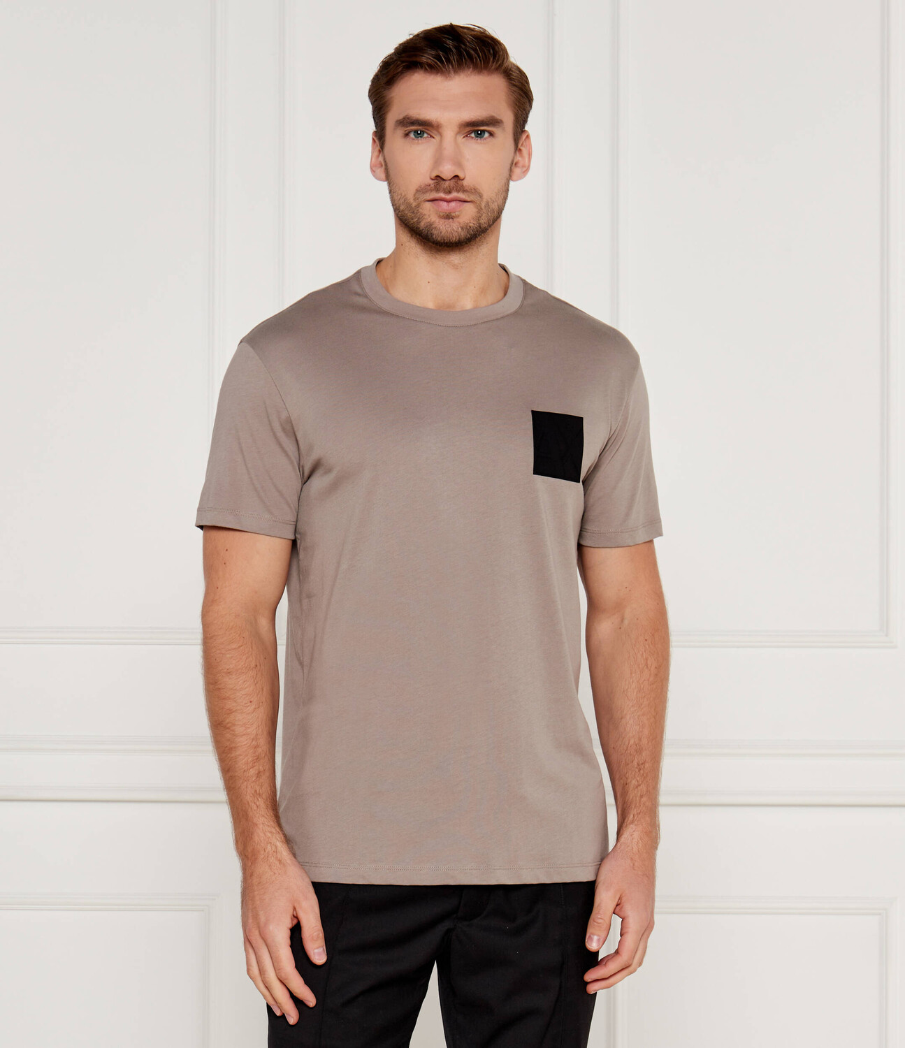 

Футболка Armani Exchange Regular Fit, бежевый