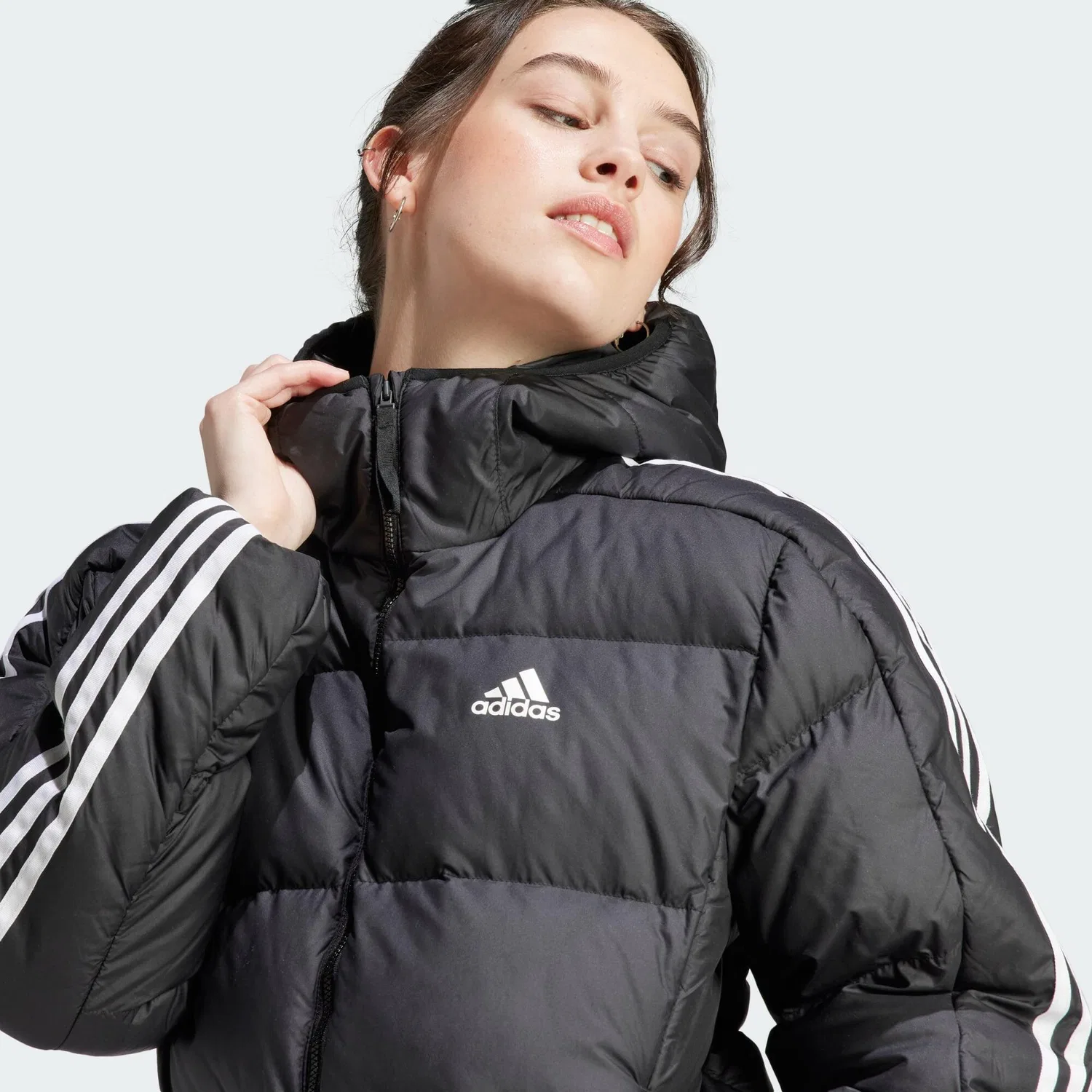 Мужская куртка с капюшоном из переработанных материалов Essentials 3-Streifen Mid Hooded Daunenjacke Adidas, Schwarz — фото 4