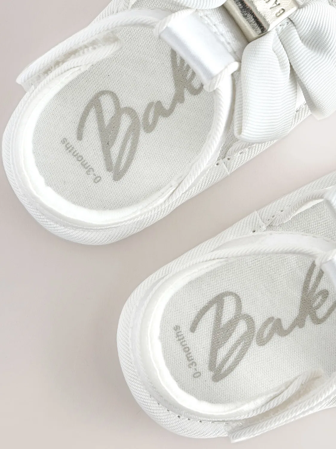 Сандалии для девочки, с бантом, Baby Ocassion Padders Baker by Ted Baker, белые — фото 4