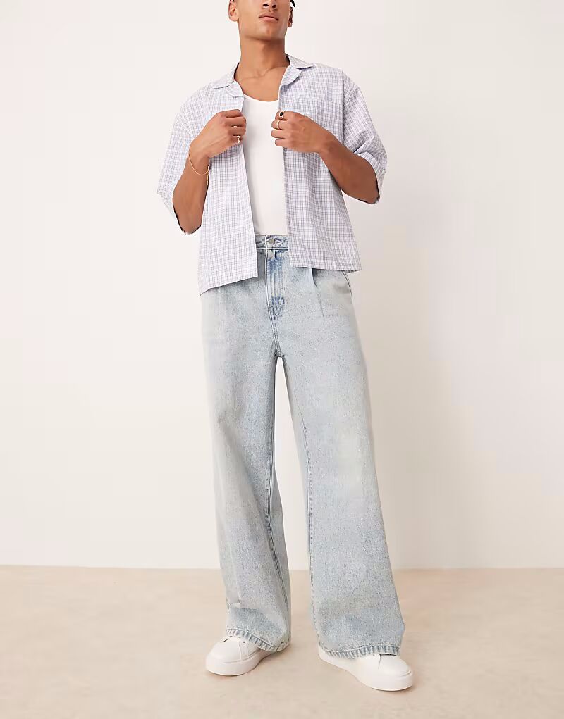 

Джинсы свободного кроя со складками спереди светло-голубого цвета Asos Design