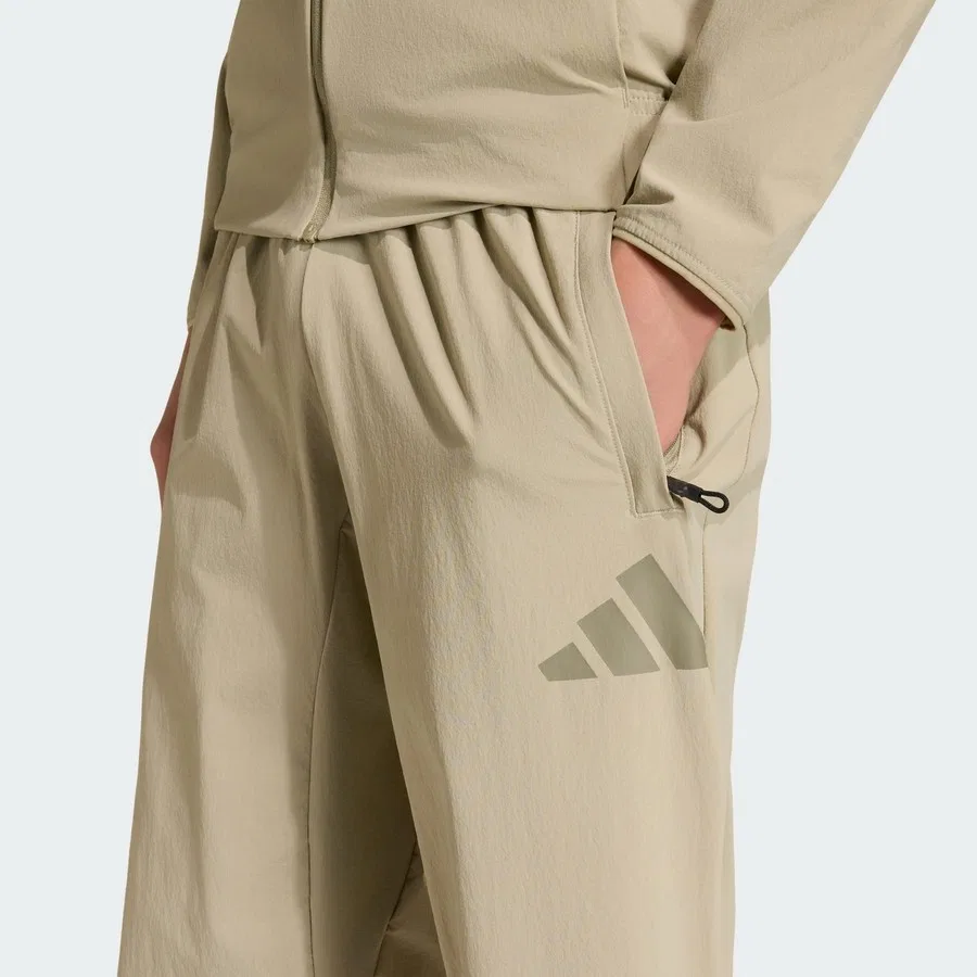 Штаны спортивные свободного кроя с принтом Z.N.E. Travel Woven adidas, Бежевый — фото 4