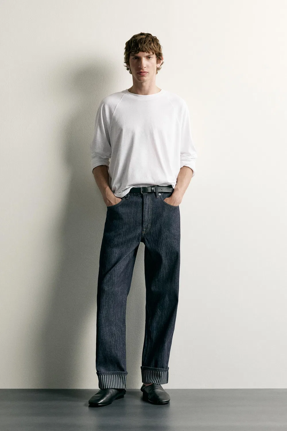 Джинсы прямого кроя с контрастными отворотами. ZARA, Indigo