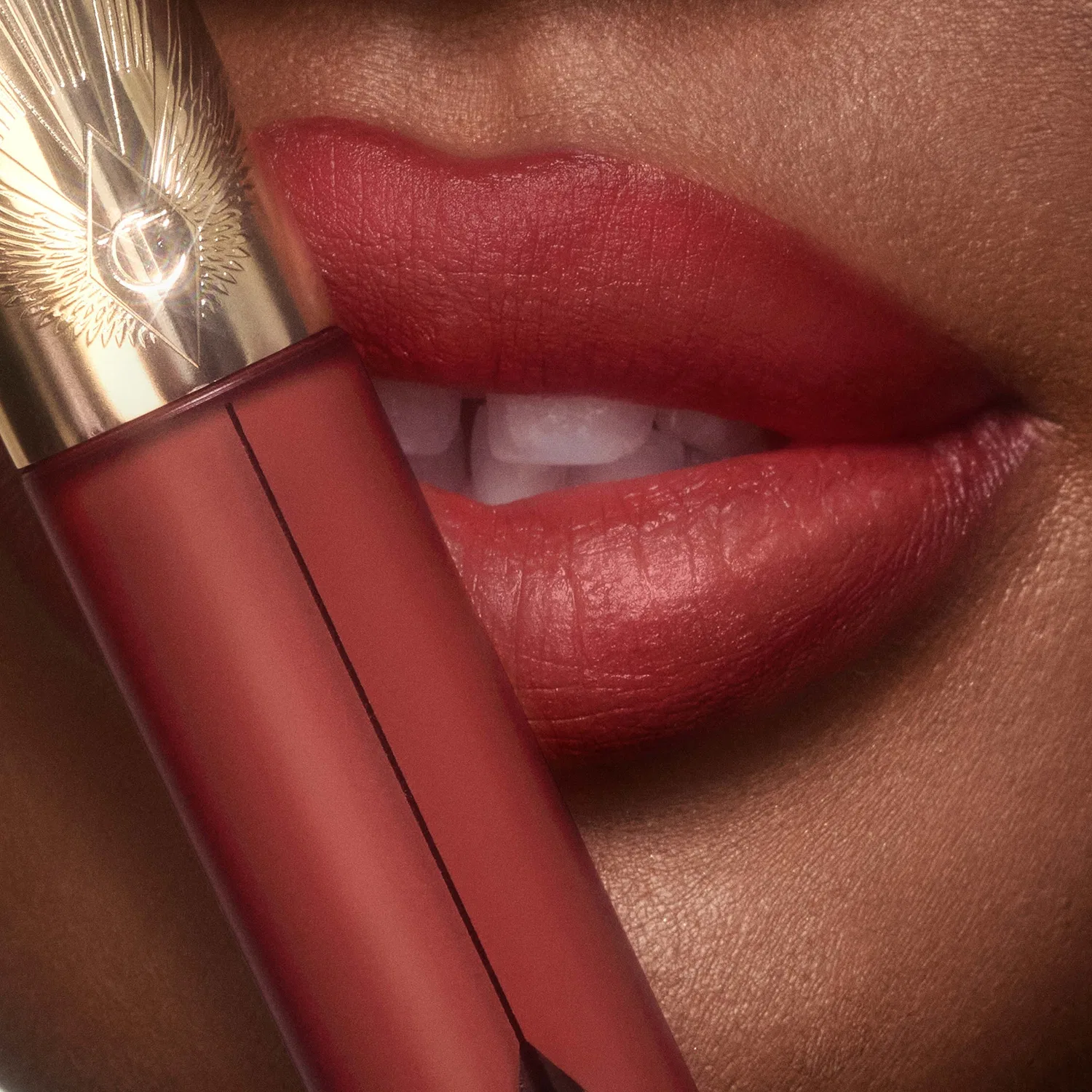 Жидкая помада с эффектом размытия Airbrush Flawless Lip Blur, Charlotte Tilbury, Walk of No Shame Blur — фото 4