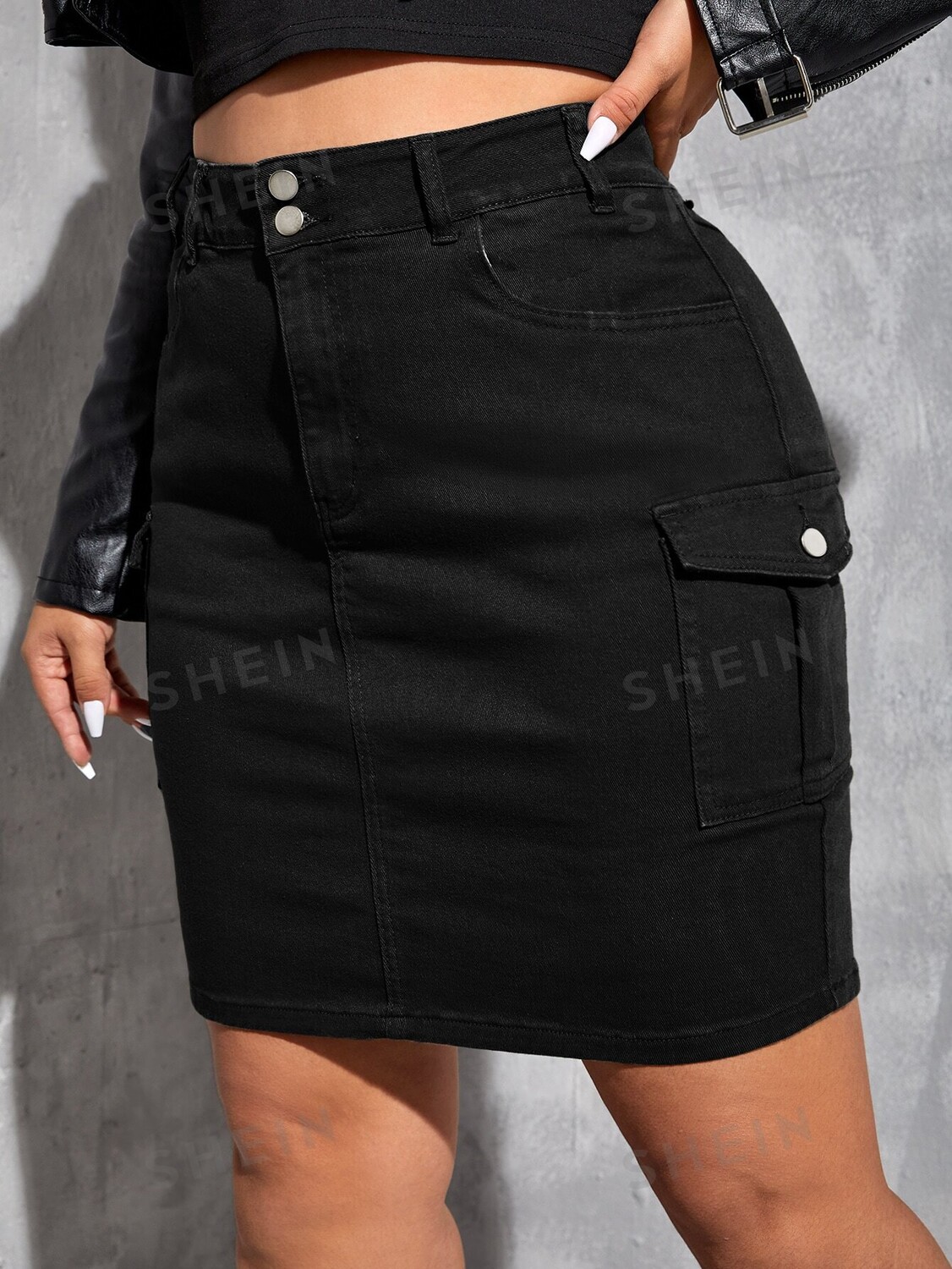 

Джинсовая юбка с карманами и клапанами EZwear Plus Shein, черный