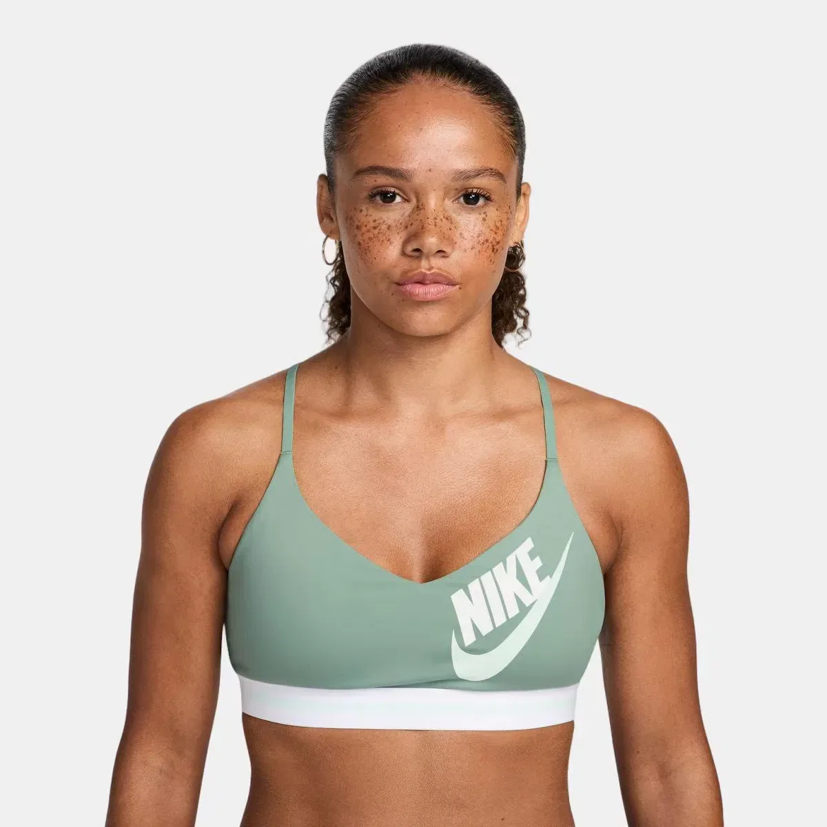 Женский топ с легкой поддержкой Indy Light Support Logo Bra Nike, Verde