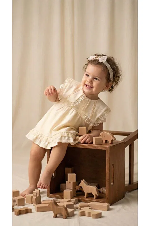 Детское платье для девочек с воротником модель Fisto detailled modelled collar jacquard waffle premium baby dress and hair bandana set Montina, Beige — фото 2