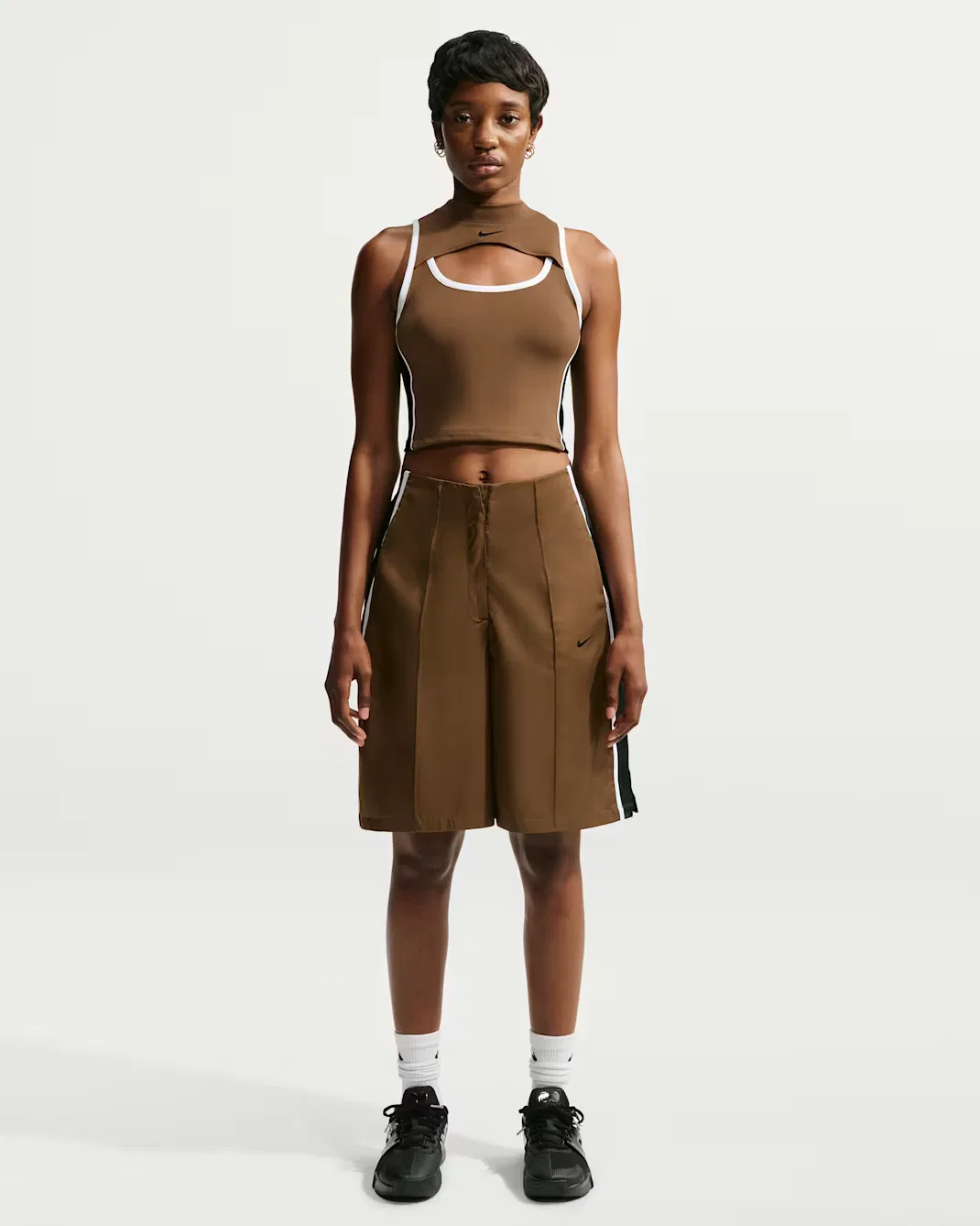 Женская облегающая укороченная майка в стиле модерн Naomi Osaka Nike, Mosswood Brown/Black/White/Black — фото 4