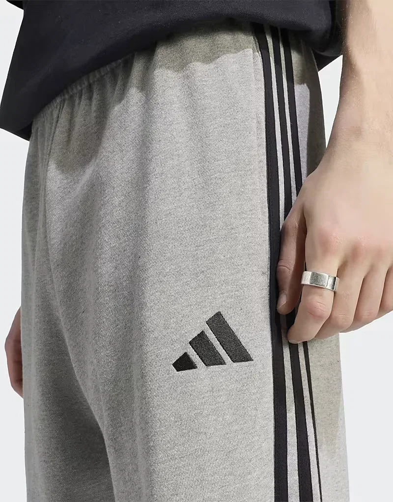 Брюки Adidas Performance Essentials с тремя полосками, из французской махровой ткани, зауженные, с манжетами, средне-серый меланж/белый — фото 2