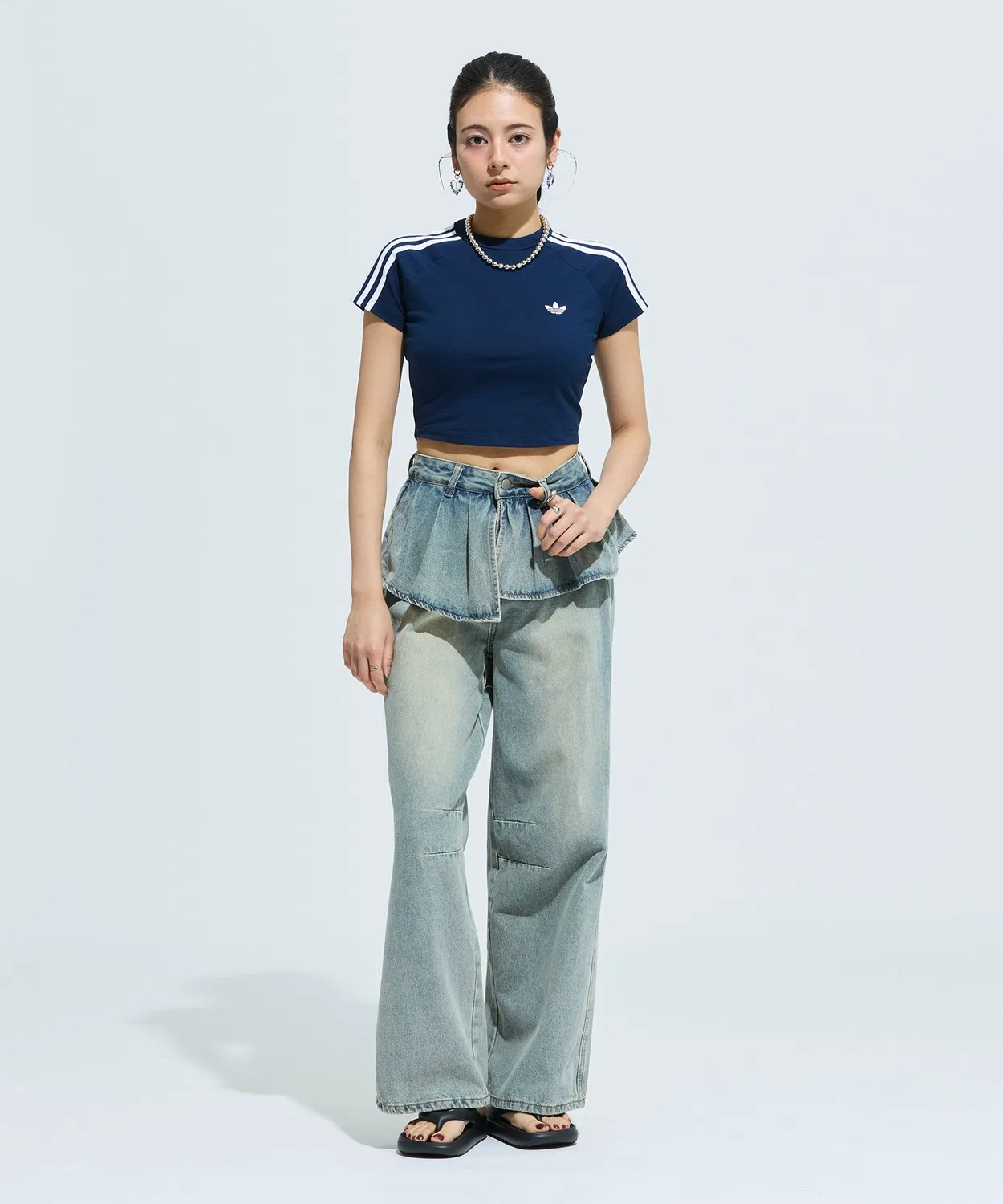 Женская футболка с U-образным вырезом, короткая Adidas Originals, Синий — фото 2