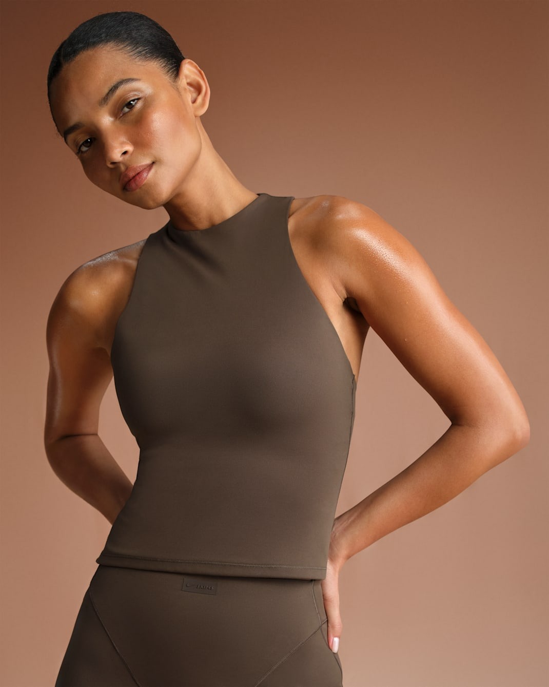 

Топ NikeSKIMS Matte Women's Mock-Neck Racerback Tank, темно-коричневый