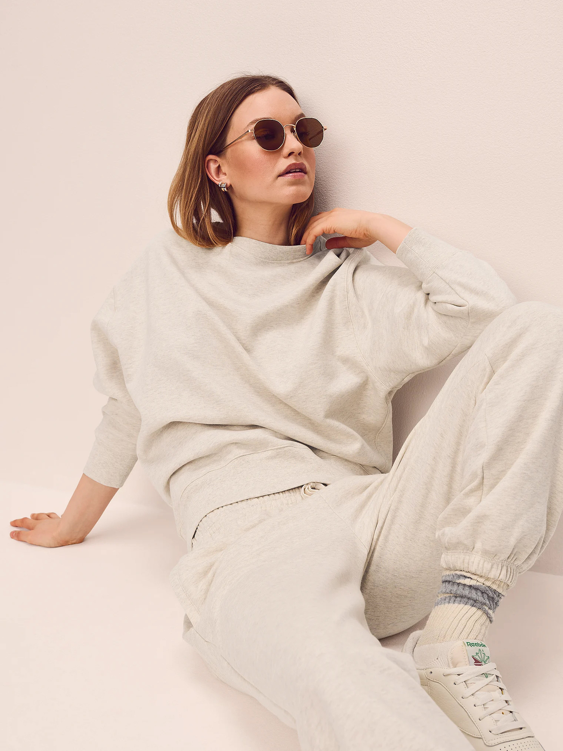 Свитшот Victoria's Secret Angel Essentials Effortless Fleece Crewneck, бежевый — фото 4