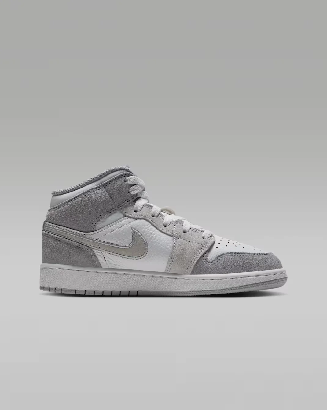 Кроссовки подростковые Nike Air Jordan 1 Mid SE, серый/белый — фото 2