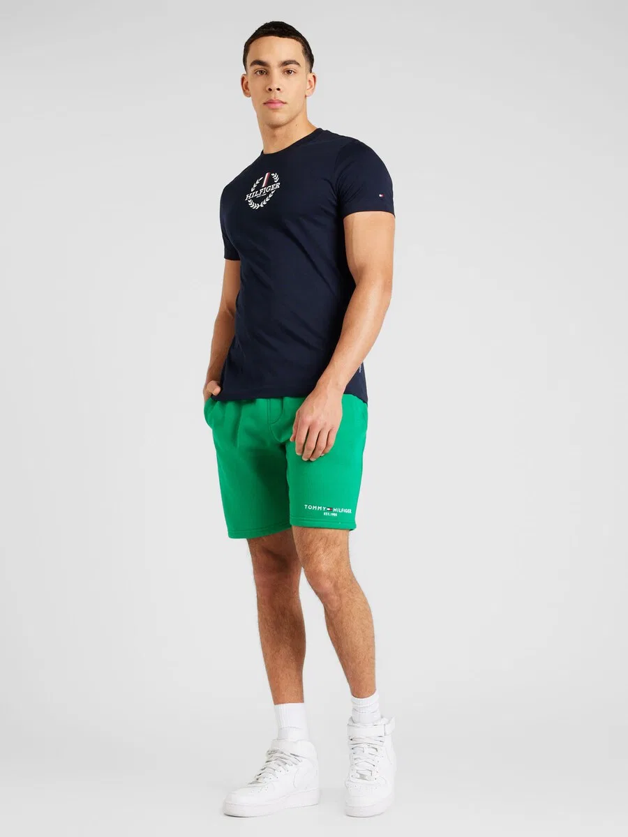 Футболка TOMMY HILFIGER 'Global Stripe Crest Logo Slim', темно-синяя — фото 4
