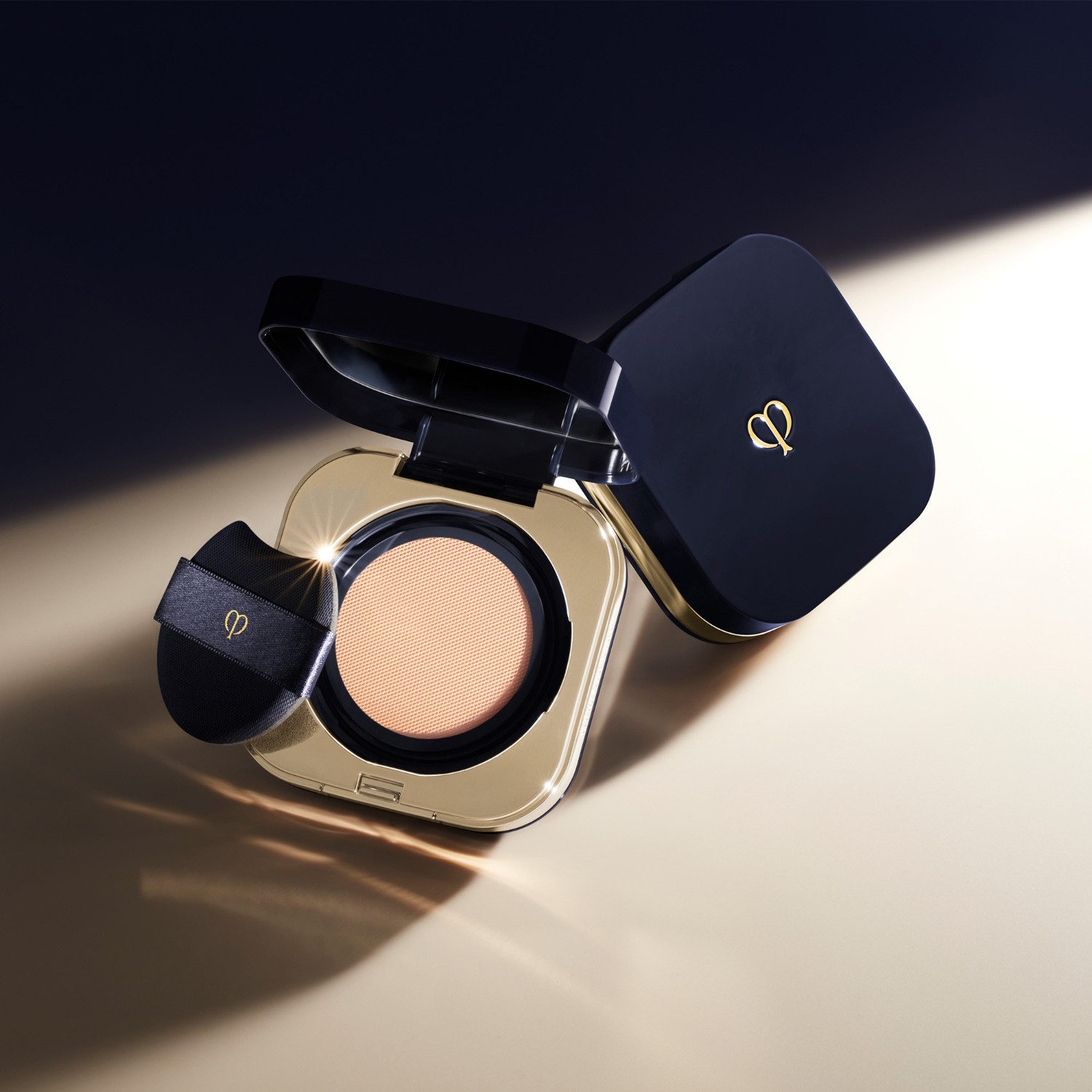Тональный крем для лица radiant cushion natural Cle De Peau Beaute, b00, вес 14 гр. — фото 4