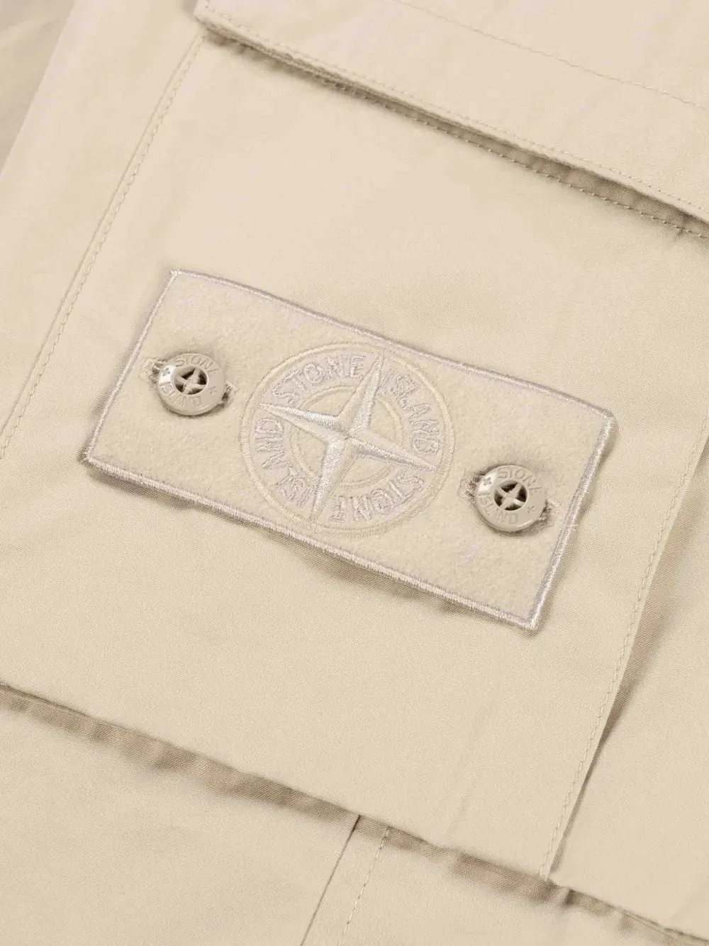 Брюки карго с нашивкой в виде логотипа Stone Island, бежевый — фото 2