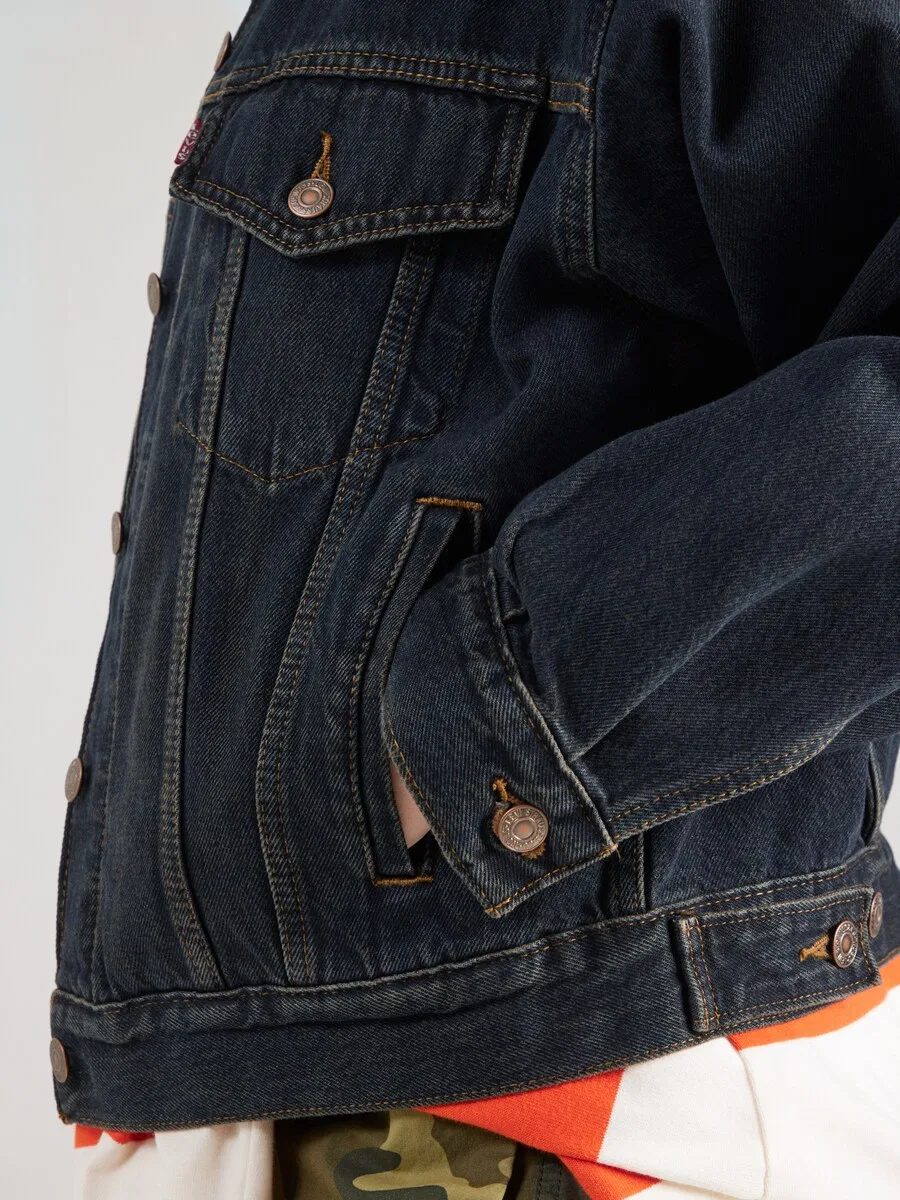 Куртка LEVI'S Between-Season Jacket '90S TRUCKER' в цвете Night Blue — фото 2
