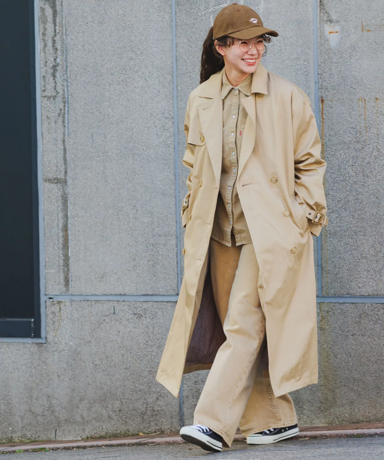 Женское длинное пальто-тренч с поясом, модель TRAVERTINE Levi's, Beige — фото 3