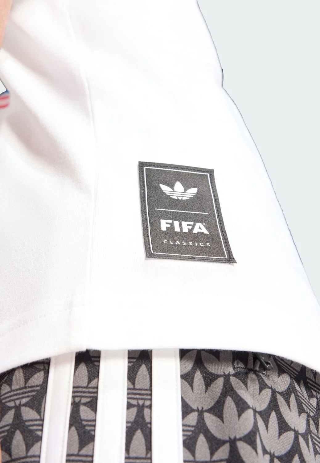 Футболка Adidas Originals белого цвета — фото 4