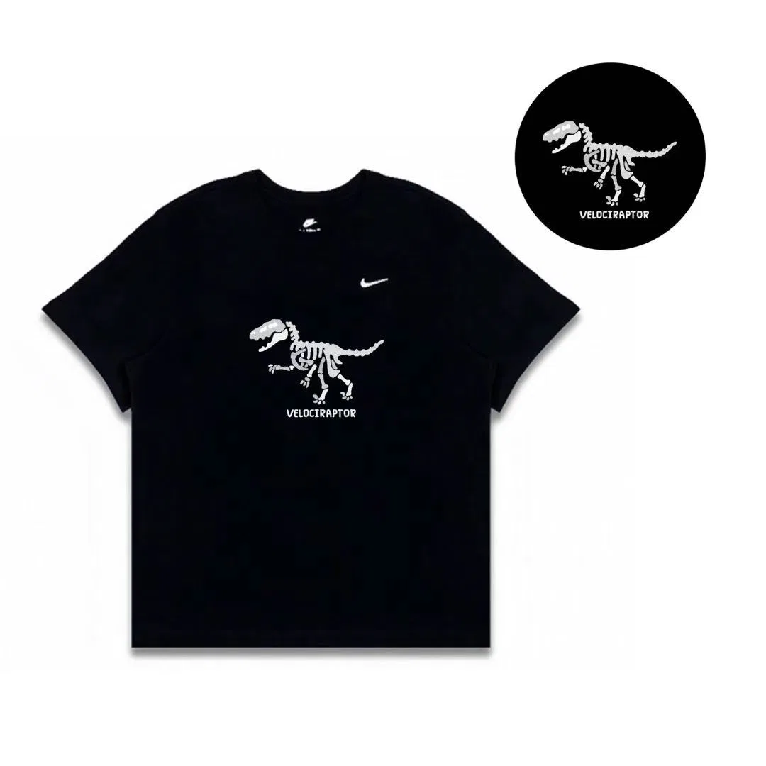 Футболка Nike Sportswear с принтом динозавра, черная — фото 3