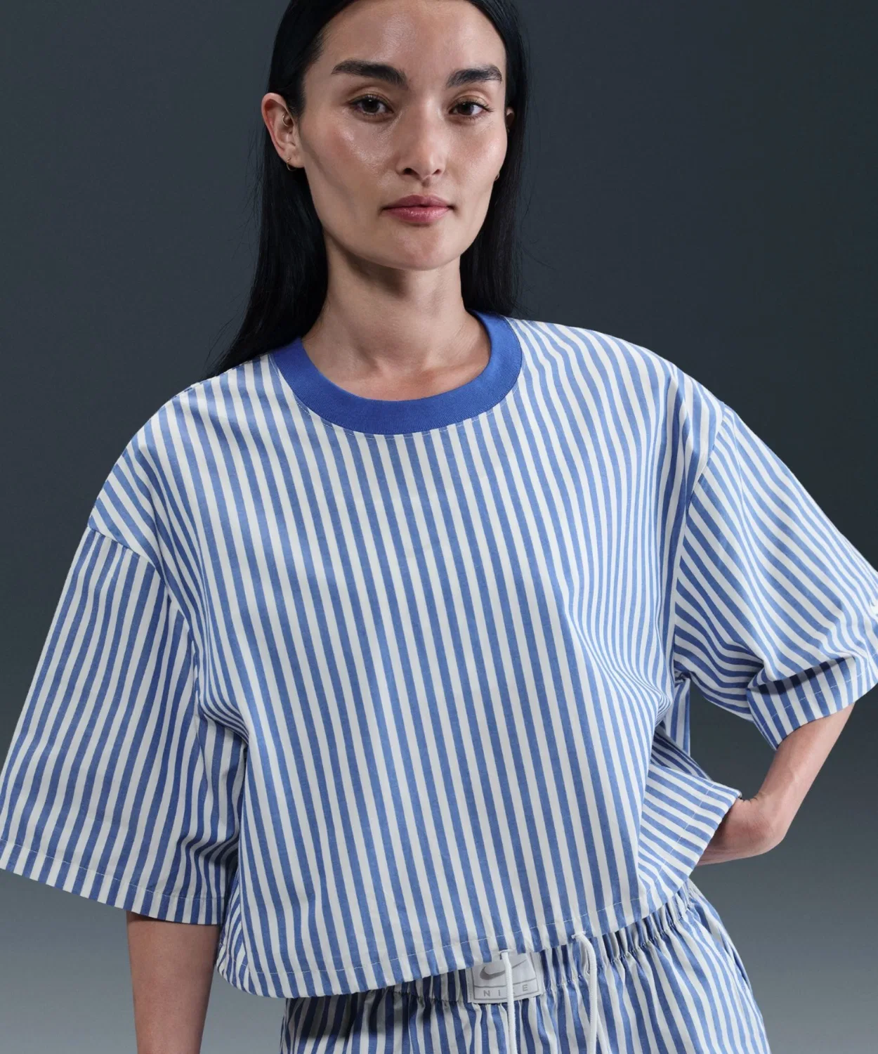 Женская футболка с коротким рукавом из поплина Nike Sportswear Chill Poplin Striped Boxy Top, Royal Blue