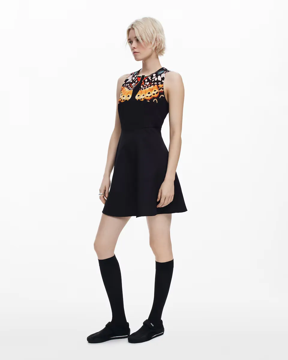 

Платье разработано господином Кристианом Лакруа Desigual, чёрный