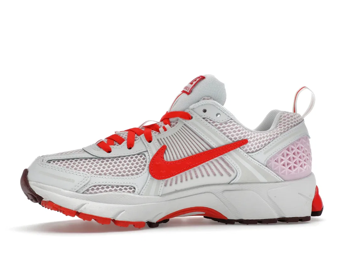 Детские кроссовки с амортизацией Nike Zoom Vomero 5 Nike, Summit White/Light Crimson/Pink Foam/Dark Team Red/Fire Red — фото 3