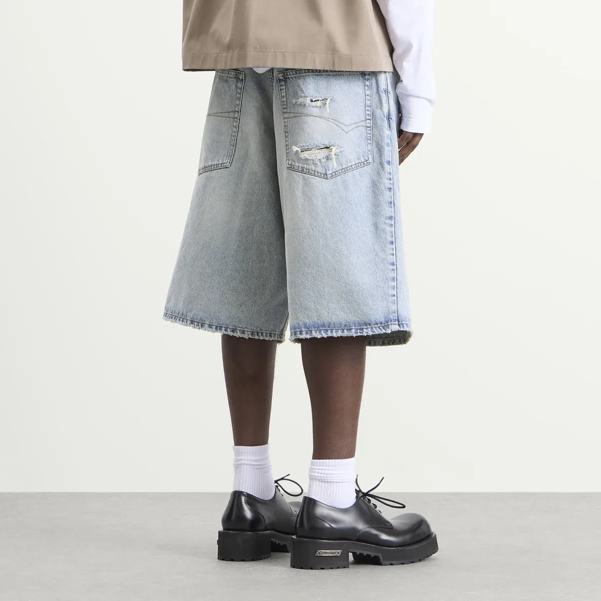Шорты джинсовые с защипами Stay press vintage denim shorts Balenciaga, Bleach Light Bleu — фото 3