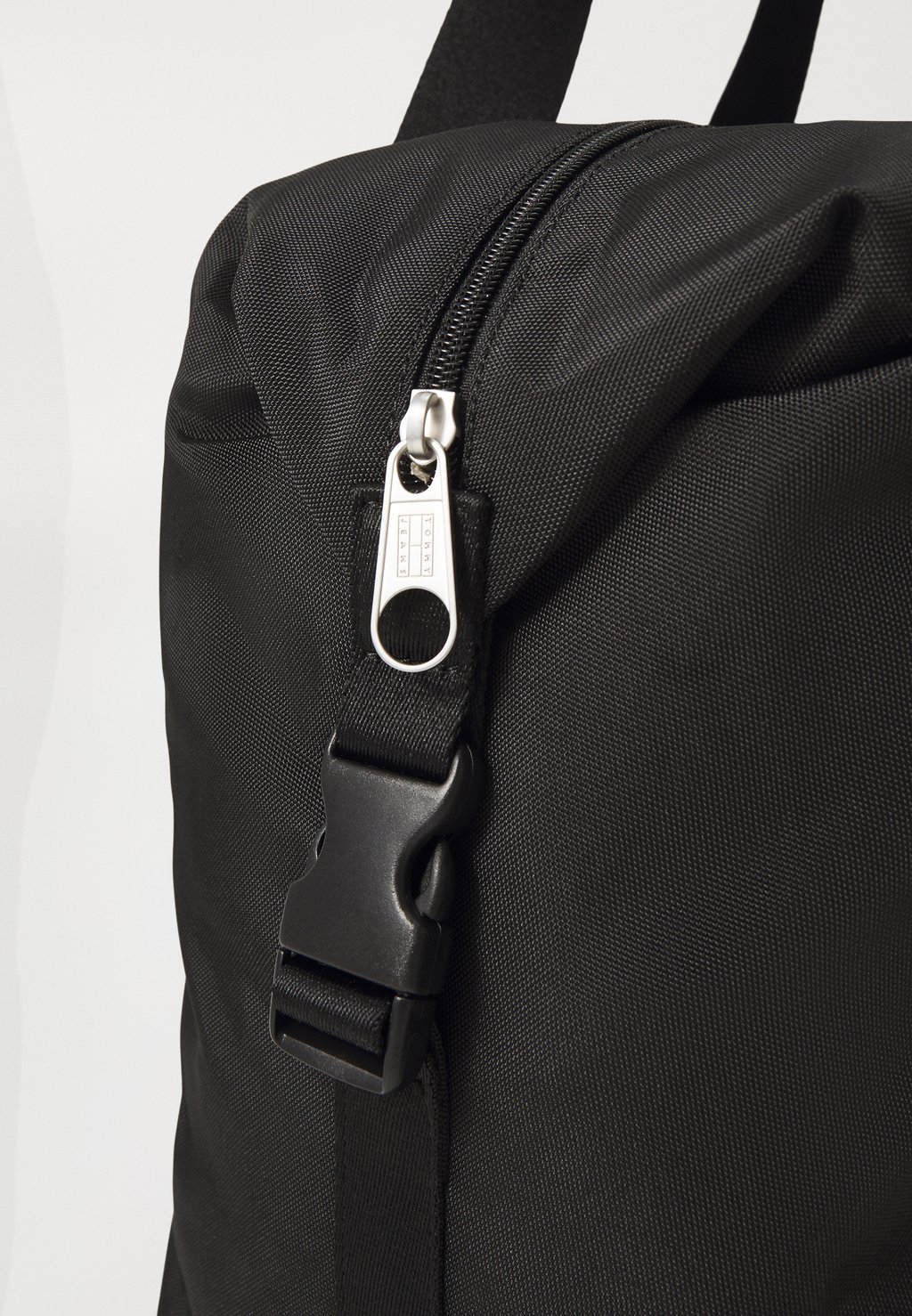 

Сумка выходного дня ESS DAILY DUFFLE UNISEX Tommy Jeans, черный