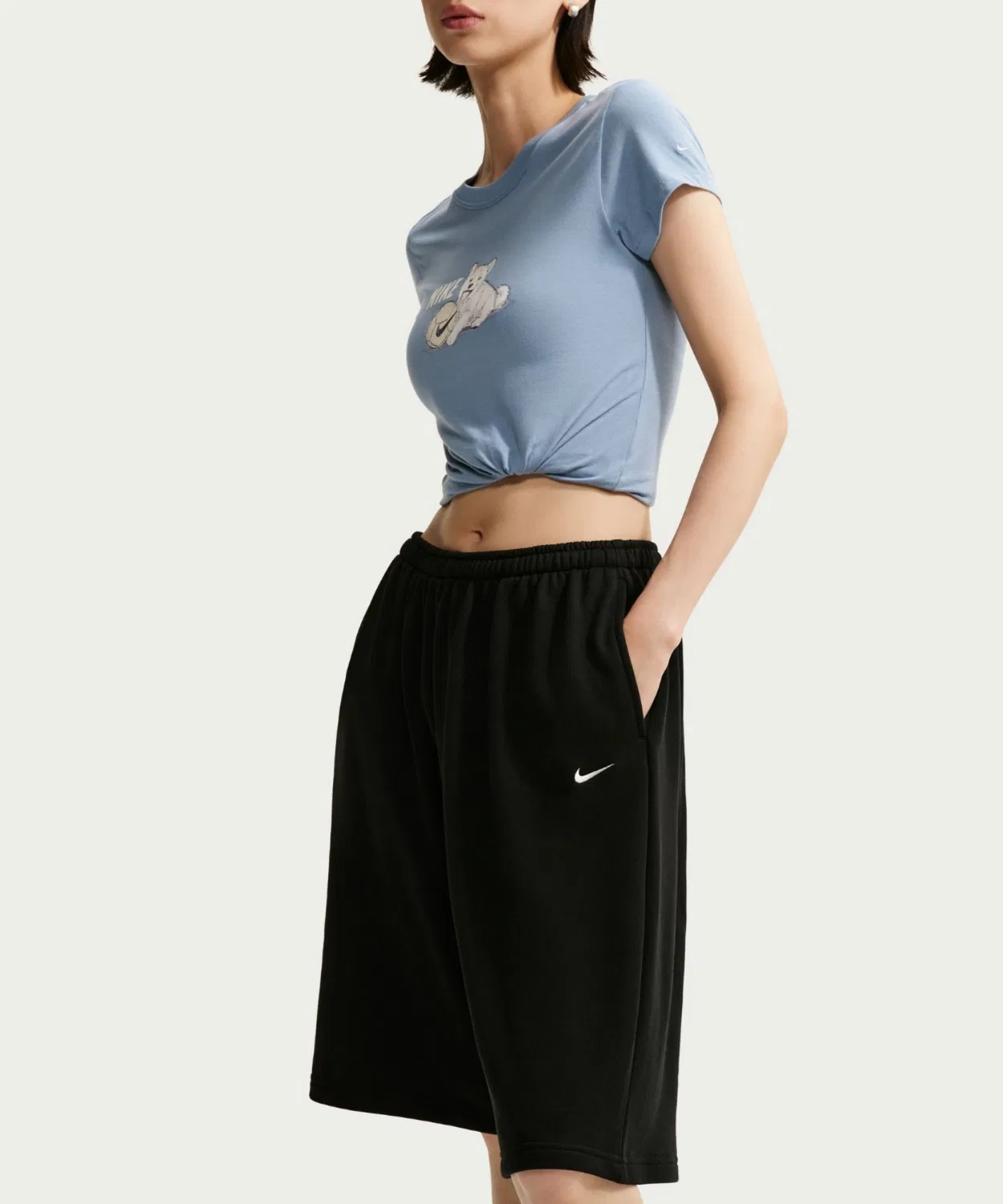 Женские шорты-бермуды оверсайз с принтом Swoosh Nike, Черный — фото 4